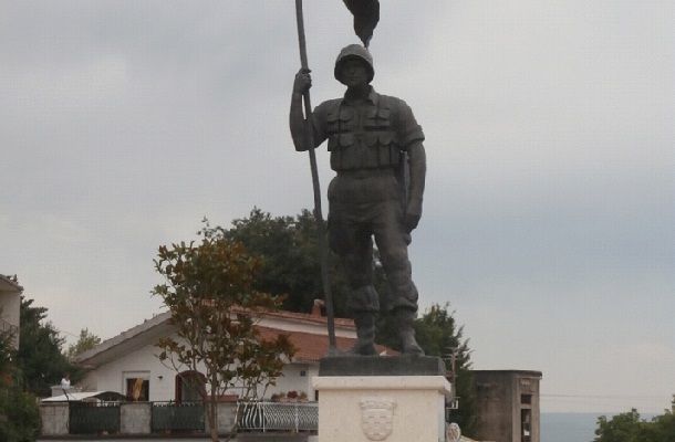 otok_spomenik2