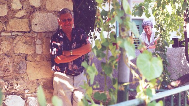Tihomil sa sestrom Darijom (Dašom) ispred obiteljske kuće u Sinju tihi dasa