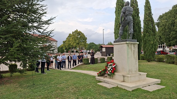 POLAGANJE VIJENACA OTOK