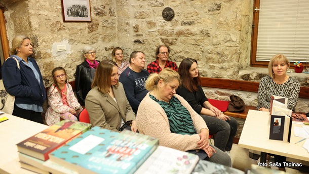 PREDSTAVLJANJE KNJIŽEVNICE ()