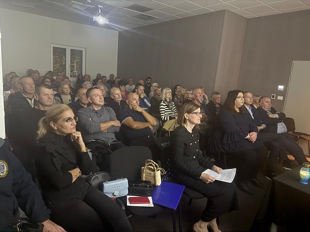 TRIBINA VETERANSKI CENTAR ()