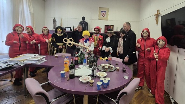 MAČKARE PREUZELE VLAST MAČKARE PREUZELE VLAST