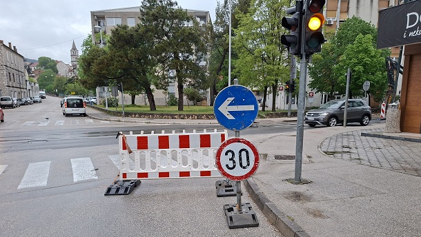 RADOVI NA CESTI () RADOVI NA CESTI ()