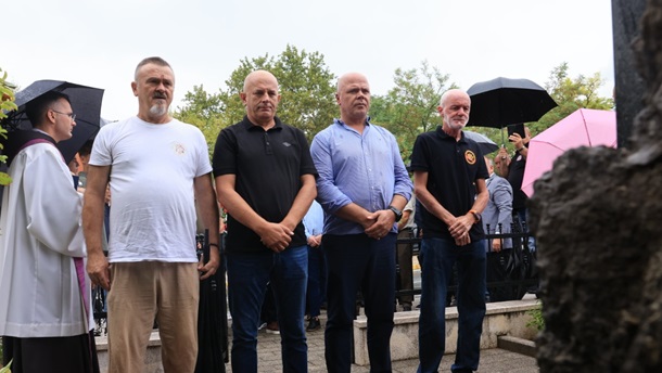 SJEĆANJE NA POGINULE U NAPADU NA VOJARNE () SJEĆANJE NA POGINULE U NAPADU NA VOJARNE ()