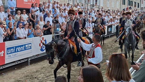 TINO ZAHVALJUJE VOJVODI TINO ZAHVALJUJE VOJVODI