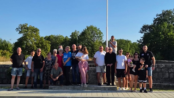 ZA LJEPŠI SATRIĆ () ZA LJEPŠI SATRIĆ ()